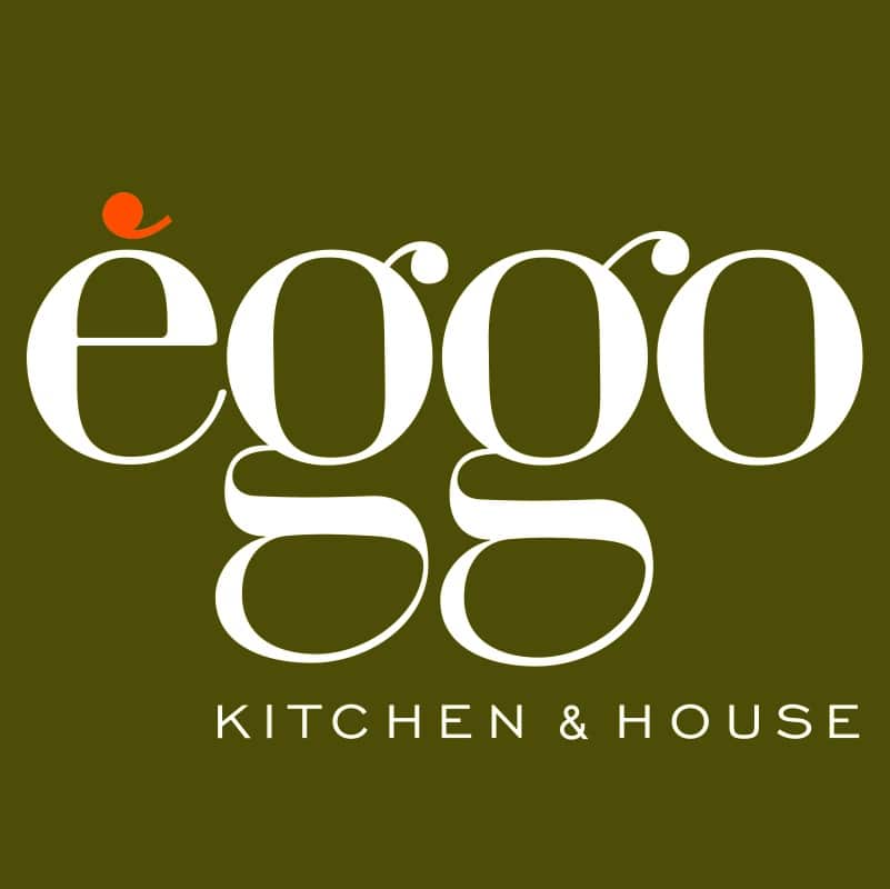Logo blanc "èggø" avec un accent orange sur fond vert olive, suivi du texte "KITCHEN & HOUSE".