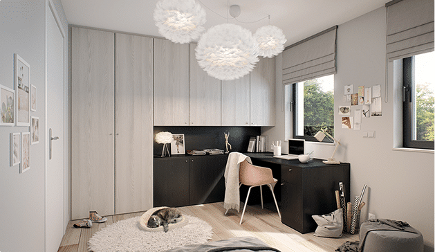 Une chambre moderne avec un bureau noir, une chaise rose, des placards en bois clair, des fenêtres et un tapis rond beige.