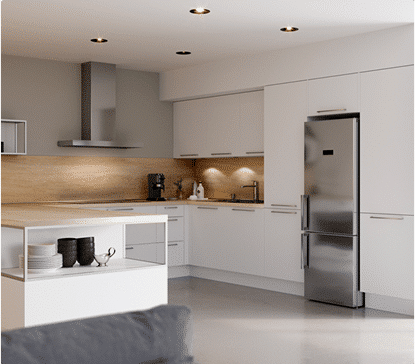 Cuisine moderne avec meubles blancs, plan de travail en bois clair, réfrigérateur en acier inoxydable, et îlot central avec vaisselle noire et blanche.