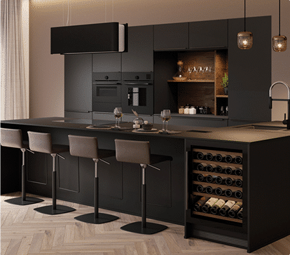 Cuisine moderne avec îlot central noir, tabourets marron, étagères ouvertes, et cave à vin intégrée, éclairée par des suspensions en verre.