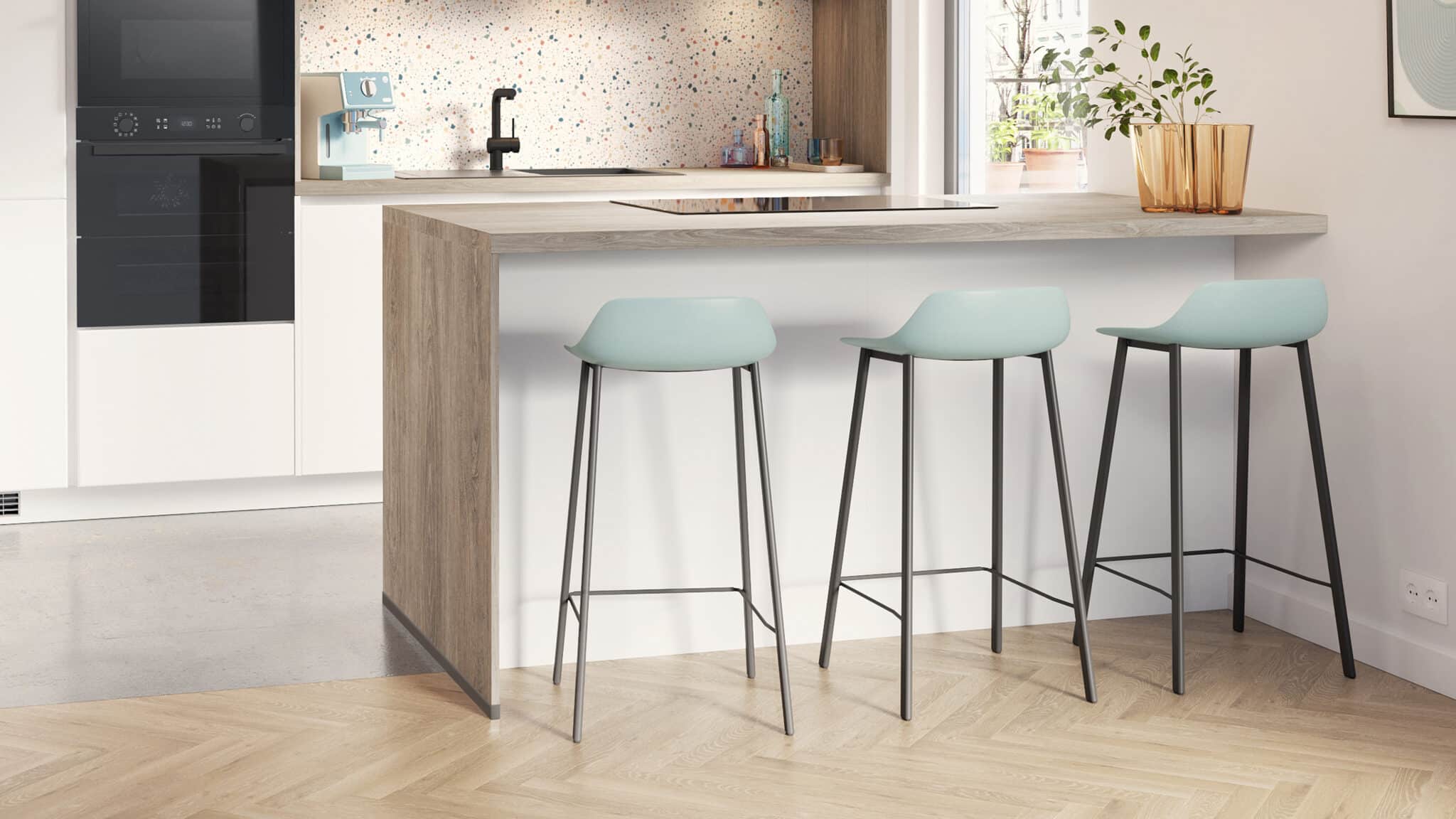 Trois tabourets de bar aux assises bleu clair sont alignés devant un comptoir en bois clair dans une cuisine moderne.