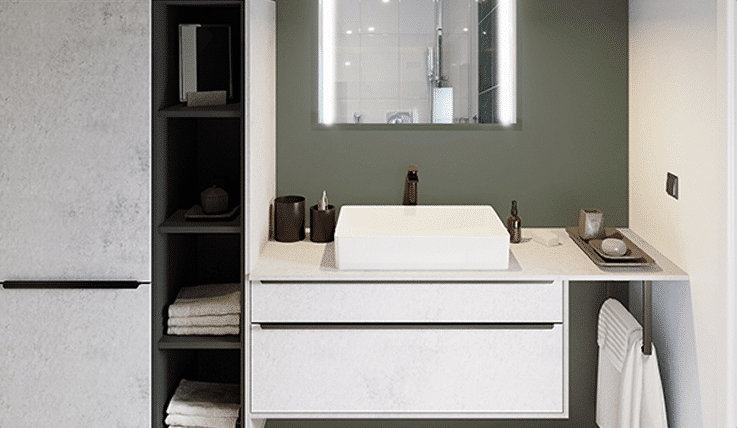 Un meuble de salle de bain blanc avec lavabo rectangulaire, miroir éclairé, étagères ouvertes et serviette blanche accrochée.