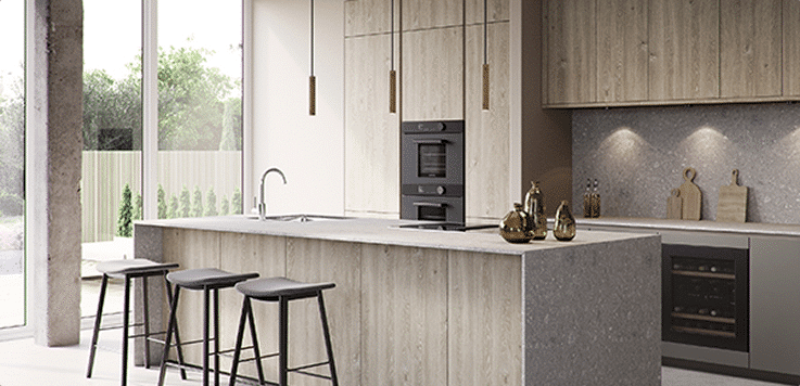 Cuisine moderne avec îlot central en bois clair, trois tabourets noirs, électroménagers encastrés et décoration en verre sur le plan de travail.