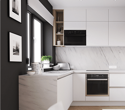 Cuisine moderne avec des armoires blanches, un plan de travail en marbre, un four encastré et des étagères ouvertes près d'une fenêtre.