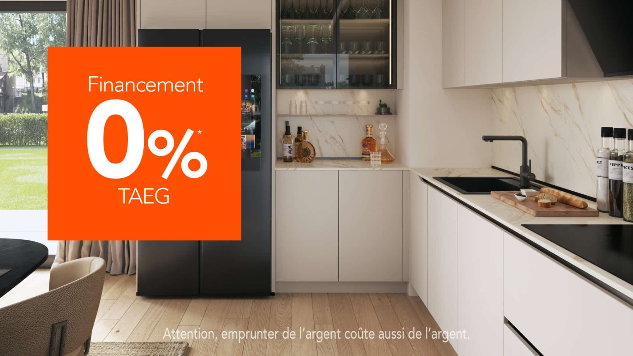 Cuisine blanche avec crédence effet marbre et électroménagers noirs. Message promotionnel : "Financement 0% TAEG"